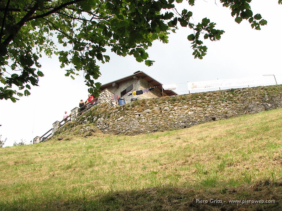 festaBeita 071.jpg - Siamo arrivati...dopo due ore di cammino. Marco ci aspetta